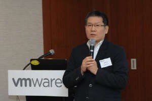 4일 VM웨어코리아 는 서울 삼성동 그랜드 인터콘티넨탈 호텔에서 '소프트웨어정의데이터센터(SDDC)' 신제품 발표회를 진행했다. 행사장에서 유재성 대표가 신제품과 올해 전략에 대해 발표하고 있다.